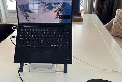 Mousetrapper Stativ og Type Mini tastatur på hyttestuebord